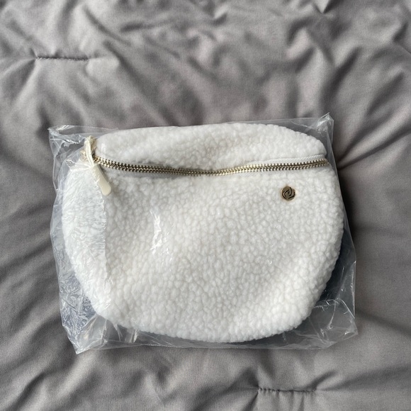 Apana Studio to Street Cozy Sherpa Belt Bag - Picture 4 of 4